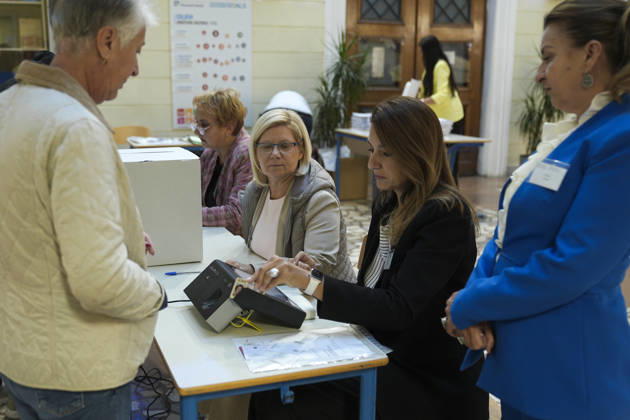 News Bilder des Tages Voters cast ballots in Sarajevo as Bosnia and Herzegovina holds general elections SARAJEVO, BOSNIA AND HERZEGOVINA - OCTOBER 04: Voters cast their ballots as polling stations open for the 2026 General Elections in Sarajevo, Bosnia and Herzegovina on October 04, 2026. The nationwide vote features the inaugural use of new electoral technologies, including biometric voter identification, optical ballot scanners, and automated result transmission systems. Citizens are voting to elect members of the tripartite Presidency of Bosnia and Herzegovina, deputies to the Parliamentary Assembly, the Federation of BiH Parliament, the President and Vice Presidents of Republika Srpska, the National Assembly of Republika Srpska, and cantonal assemblies. Sami Copyright: x2026xAnadoluxSamirxJordamovicx