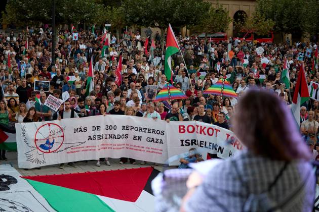 October 3, 2026, Pamplona, Spain: PAMPLONA, SPAIN, OCTOBER 3, 2026: Demonstrators take part in a pro-Palestinian march called by the citizens platform Yala Nafarroa in Pamplona. Protesters carried Palestinian flags and banners expressing solidarity with Gaza, including a large banner reading Stop Genocide, while participants also displayed messages calling for the protection of journalists. Pamplona Spain - ZUMAq101 20261003_zna_q101_127 Copyright: xUnaixBeroizx