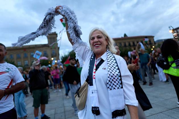 October 3, 2026, Pamplona, Spain: PAMPLONA, SPAIN, OCTOBER 3, 2026: Demonstrators take part in a pro-Palestinian march called by the citizens platform Yala Nafarroa in Pamplona. Protesters carried Palestinian flags and banners expressing solidarity with Gaza, including a large banner reading Stop Genocide, while participants also displayed messages calling for the protection of journalists. Pamplona Spain - ZUMAq101 20261003_zna_q101_131 Copyright: xUnaixBeroizx