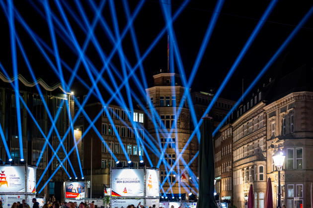 Feiern Tag der Deutschen Einheit in Bremen - Feierlichkeiten zum Tag der Deutschen Einheit 2026, Bremen, 03.10.2026 Bremen, Bürgerfest, Fanta Vier Konzert, Illuminatin an der Schlachte, Lichtershow Bremen, Deutschland, 03.10.26: Feiern Tag der Dt. Einheit in Bremen im Marktplatz, Rathaus am 03.10.2026 in Bremen, Deutschland. (Foto von Axel Kaste) Anmoderation Radio Bremen, Bürgerfest und Fanta Vier Konzert, Fantastische Vier Bremen Marktplatz, Rathaus Freie Hansestadt Bremen Deutschland