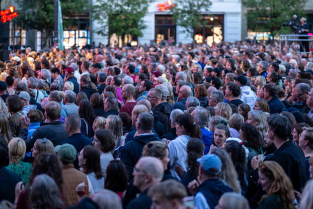 Feiern Tag der Deutschen Einheit in Bremen - Feierlichkeiten zum Tag der Deutschen Einheit 2026, Bremen, 03.10.2026 Bremen, Bürgerfest, Fanta Vier Konzert, Illuminatin an der Schlachte, Lichtershow Bremen, Deutschland, 03.10.26: Feiern Tag der Dt. Einheit in Bremen im Marktplatz, Rathaus am 03.10.2026 in Bremen, Deutschland. (Foto von Axel Kaste) Anmoderation Radio Bremen, Bürgerfest und Fanta Vier Konzert, Fantastische Vier, Zuschauer Bremen Marktplatz, Rathaus Freie Hansestadt Bremen Deutschland