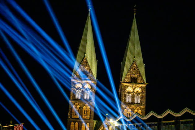 Feiern Tag der Deutschen Einheit in Bremen - Feierlichkeiten zum Tag der Deutschen Einheit 2026, Bremen, 03.10.2026 Bremen, Bürgerfest, Fanta Vier Konzert, Illuminatin an der Schlachte, Lichtershow Bremen, Deutschland, 03.10.26: Feiern Tag der Dt. Einheit in Bremen im Marktplatz, Rathaus am 03.10.2026 in Bremen, Deutschland. (Foto von Axel Kaste) Anmoderation Radio Bremen, Bürgerfest und Fanta Vier Konzert, Fantastische Vier, Dom illuminiert Bremen Marktplatz, Rathaus Freie Hansestadt Bremen Deutschland