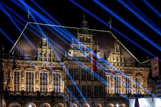 Feiern Tag der Deutschen Einheit in Bremen - Feierlichkeiten zum Tag der Deutschen Einheit 2026, Bremen, 03.10.2026 Bremen, Bürgerfest, Fanta Vier Konzert, Illuminatin an der Schlachte, Lichtershow Bremen, Deutschland, 03.10.26: Feiern Tag der Dt. Einheit in Bremen im Marktplatz, Rathaus am 03.10.2026 in Bremen, Deutschland. (Foto von Axel Kaste) Anmoderation Radio Bremen, Bürgerfest und Fanta Vier Konzert, Fantastische Vier, Rathaus illuminiert Bremen Marktplatz, Rathaus Freie Hansestadt Bremen Deutschland