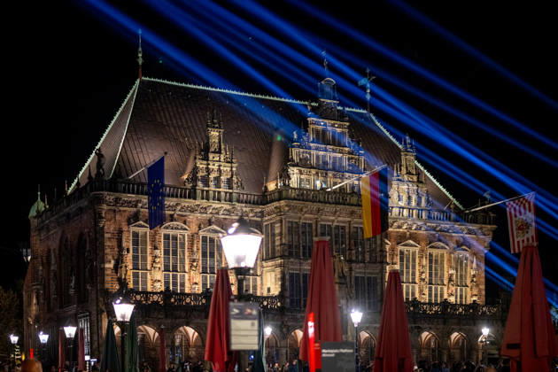 Feiern Tag der Deutschen Einheit in Bremen - Feierlichkeiten zum Tag der Deutschen Einheit 2026, Bremen, 03.10.2026 Bremen, Bürgerfest, Fanta Vier Konzert, Illuminatin an der Schlachte, Lichtershow Bremen, Deutschland, 03.10.26: Feiern Tag der Dt. Einheit in Bremen im Marktplatz, Rathaus am 03.10.2026 in Bremen, Deutschland. (Foto von Axel Kaste) Anmoderation Radio Bremen, Bürgerfest und Fanta Vier Konzert, Fantastische Vier, Rathaus illuminiert Bremen Marktplatz, Rathaus Freie Hansestadt Bremen Deutschland