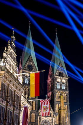 Feiern Tag der Deutschen Einheit in Bremen - Feierlichkeiten zum Tag der Deutschen Einheit 2026, Bremen, 03.10.2026 Bremen, Bürgerfest, Fanta Vier Konzert, Illuminatin an der Schlachte, Lichtershow Bremen, Deutschland, 03.10.26: Feiern Tag der Dt. Einheit in Bremen im Marktplatz, Rathaus am 03.10.2026 in Bremen, Deutschland. (Foto von Axel Kaste) Anmoderation Radio Bremen, Bürgerfest und Fanta Vier Konzert, Fantastische Vier, Rathaus, Dom illuminiert Bremen Marktplatz, Rathaus Freie Hansestadt Bremen Deutschland