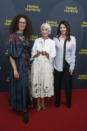 Malika Rabahallah, Helen Mirren und Iris Berben bei der Ein Talent fürs Morden Premiere und Douglas Sirk Award Verleihung auf dem 34. Filmfest Hamburg im Cinemaxx Dammtor, Hamburg, Deutschland Malika Rabahallah, Helen Mirren and Iris Berben at the Ein Talent fürs Murden Premiere and Douglas Sirk Award Ceremony at the 34th Hamburg Film Festival at Cinemaxx Dammtor, Hamburg, Germany Copyright: imageBROKER ChristopherxTamcke ibltam19361781