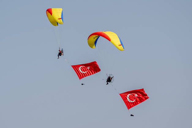 TEKNOFEST Southeast in Turkiye s Sanliurfa SANLIURFA, TURKIYE - OCTOBER 4: Turkish flags are unfurled in the sky during a paramotor demonstration at the Aviation, Space and Technology Festival (TEKNOFEST), world s largest aviation, space, and technology festival at the Sanliurfa GAP Airport for its 15th edition in Sanliurfa, Turkiye on October 4, 2026. Arman Onal Anadolu Sanliurfa Turkey. Editorial use only. Please get in touch for any other usage.  Copyright: x2026xAnadoluxArmanxOnalx