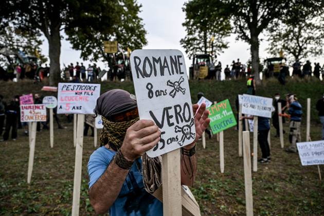 PROTEST AGAINST PESTICIDES PHOTOPQR OUEST FRANCE Martin ROCHE Saint Pierre la Garenne October 3, 2026 This Saturday, October 3, 2026, a protest against pesticides is being held in Saint-Pierre-la-Garenne, Eure, Normandy. In the massive procession, farmers, patients, healthcare workers, and citizens demanded the closure of production sites such as Syngenta’s. The rally was organized by an unprecedented coalition: the Confédération paysanne, Les Soulèvements de la Terre, the Cancer Colère association, and the Collectif de soutien aux victimes des pesticides de l’Ouest (CSVPO). Here, protesters held signs bearing the names of people diagnosed with pesticide-related cancers. Photographer: Martin ROCHE, Ouest France, Saint-Pierre-la-Garenne, Oc Copyright: xPHOTOPQR OUESTxFRANCE MAXPPPxMartinxROCHEx 20261004OFR7229 20261004OFR7229