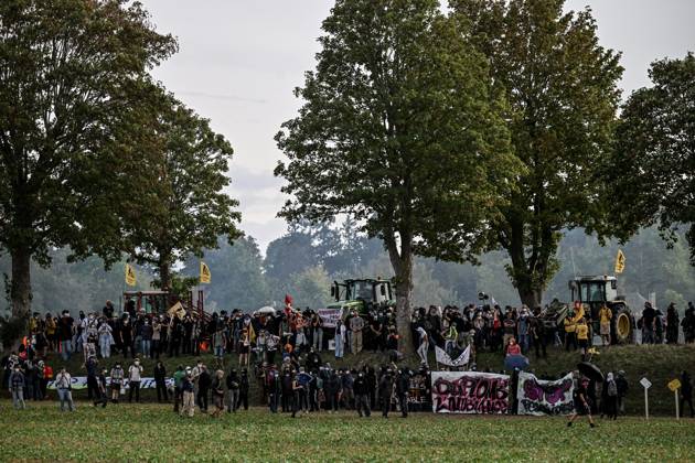 PROTEST AGAINST PESTICIDES PHOTOPQR OUEST FRANCE Martin ROCHE Saint Pierre la Garenne October 3, 2026 This Saturday, October 3, 2026, a protest against pesticides is being held in Saint-Pierre-la-Garenne, Eure, Normandy. In the massive procession, farmers, patients, healthcare workers, and citizens demanded the closure of production sites such as Syngenta’s. The rally was organized by an unprecedented coalition: the Confédération paysanne, Les Soulèvements de la Terre, the association Cancer Colère, and the Collectif de soutien aux victimes des pesticides de l’Ouest (CSVPO). Here, protesters face the large police presence separating them from the Syngenta factory, were quickly tear-gassed with numerous tear gas canisters and GM2L grenades— Copyright: xPHOTOPQR OUESTxFRANCE MAXPPPxMartinxROCHEx 20261004OFR7231 20261004OFR7231
