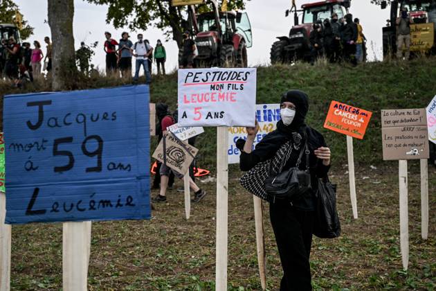 PROTEST AGAINST PESTICIDES PHOTOPQR OUEST FRANCE Martin ROCHE Saint Pierre la Garenne October 3, 2026 This Saturday, October 3, 2026, a protest against pesticides is being held in Saint-Pierre-la-Garenne, Eure, Normandy. In the massive procession, farmers, patients, healthcare workers, and citizens demanded the closure of production sites such as Syngenta’s. The rally was organized by an unprecedented coalition: the Confédération paysanne and Les Soulèvements de la Terre, the Cancer Colère association, and the Collectif de soutien aux victimes des pesticides de l’Ouest (CSVPO). Here, protesters held signs bearing the names of people diagnosed with pesticide-related cancers. Photographer: Martin ROCHE, Ouest France. Saint-Pierre-la-Garenne, Copyright: xPHOTOPQR OUESTxFRANCE MAXPPPxMartinxROCHEx 20261004OFR7232 20261004OFR7232