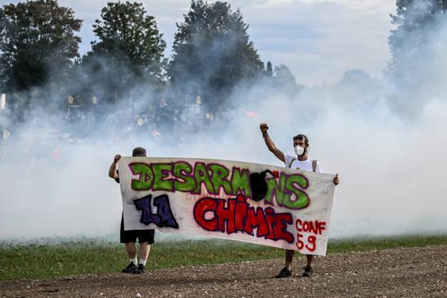 PROTEST AGAINST PESTICIDES PHOTOPQR OUEST FRANCE Martin ROCHE Saint Pierre la Garenne October 3, 2026 This Saturday, October 3, 2026, a protest against pesticides is being held in Saint-Pierre-la-Garenne, Eure, Normandy. In the massive procession, farmers, patients, healthcare workers, and citizens demanded the closure of production sites such as Syngenta’s. The rally was organized by an unprecedented coalition: the Confédération paysanne, Les Soulèvements de la Terre, the Cancer Colère association, and the Collectif de soutien aux victimes des pesticides de l’Ouest (CSVPO). Here, protesters face the large police presence separating them from the Syngenta factory, were quickly tear-gassed with numerous tear gas canisters and GM2L gre  Copyright: xPHOTOPQR OUESTxFRANCE MAXPPPxMartinxROCHEx 20261004OFR7244 20261004OFR7244