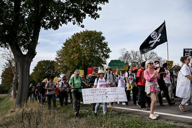PROTEST AGAINST PESTICIDES PHOTOPQR OUEST FRANCE Martin ROCHE Saint Pierre la Garenne October 3, 2026 This Saturday, October 3, 2026, a protest against pesticides is being held in Saint-Pierre-la-Garenne, Eure, Normandy. In the massive procession, farmers, patients, healthcare workers, and citizens demanded the closure of production sites such as Syngenta’s. The rally was organized by an unprecedented coalition: the Confédération paysanne, Les Soulèvements de la Terre, the association Cancer Colère, and the Collectif de soutien aux victimes des pesticides de l’Ouest (CSVPO). Photographer: Martin ROCHE, Ouest France. Saint-Pierre-la-Garenne, October 3, 2026. On Saturday, October 3, 2026, a protest against pesticides was held in Saint-Pierre  Copyright: xPHOTOPQR OUESTxFRANCE MAXPPPxMartinxROCHEx 20261004OFR7253 20261004OFR7253