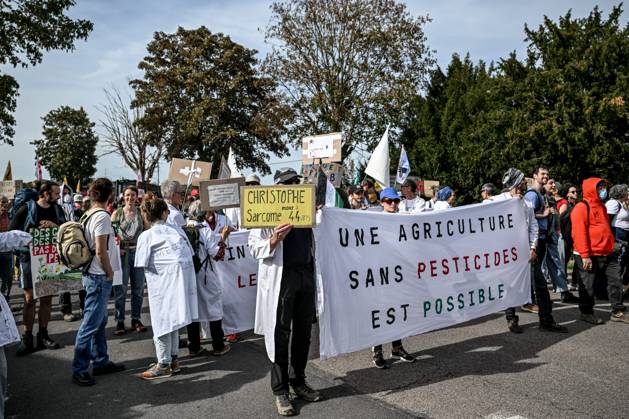 PROTEST AGAINST PESTICIDES PHOTOPQR OUEST FRANCE Martin ROCHE Saint Pierre la Garenne October 3, 2026 This Saturday, October 3, 2026, a protest against pesticides is being held in Saint-Pierre-la-Garenne, Eure, Normandy. In the massive procession, farmers, patients, healthcare workers, and citizens demanded the closure of production sites such as Syngenta’s. The rally was organized by an unprecedented coalition: the Confédération paysanne, Les Soulèvements de la Terre, the association Cancer Colère, and the Collectif de soutien aux victimes des pesticides de l’Ouest (CSVPO). Photographer: Martin ROCHE, Ouest France. Saint-Pierre-la-Garenne, October 3, 2026. On Saturday, October 3, 2026, a protest against pesticides was held in Saint-Pierre  Copyright: xPHOTOPQR OUESTxFRANCE MAXPPPxMartinxROCHEx 20261004OFR7261 20261004OFR7261