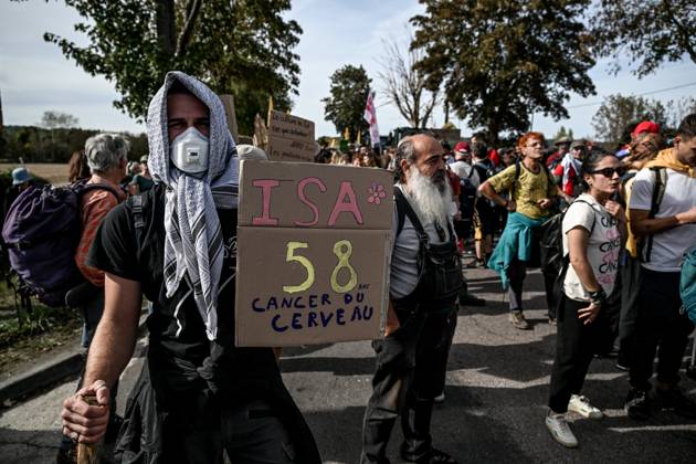 PROTEST AGAINST PESTICIDES PHOTOPQR OUEST FRANCE Martin ROCHE Saint Pierre la Garenne October 3, 2026 This Saturday, October 3, 2026, a protest against pesticides is being held in Saint-Pierre-la-Garenne, Eure, Normandy. In the massive procession, farmers, patients, healthcare workers, and citizens demanded the closure of production sites such as Syngenta’s. The rally was organized by an unprecedented coalition: the Confédération paysanne, Les Soulèvements de la Terre, the association Cancer Colère, and the Collectif de soutien aux victimes des pesticides de l’Ouest (CSVPO). Photographer: Martin ROCHE, Ouest France. Saint-Pierre-la-Garenne, October 3, 2026. On Saturday, October 3, 2026, a protest against pesticides was held in Saint-Pierre  Copyright: xPHOTOPQR OUESTxFRANCE MAXPPPxMartinxROCHEx 20261004OFR7262 20261004OFR7262