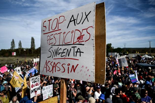 PROTEST AGAINST PESTICIDES PHOTOPQR OUEST FRANCE Martin ROCHE Saint Pierre la Garenne October 3, 2026 This Saturday, October 3, 2026, a protest against pesticides is being held in Saint-Pierre-la-Garenne, Eure, Normandy. In the massive procession, farmers, patients, healthcare workers, and citizens demanded the closure of production sites such as Syngenta’s. The rally was organized by an unprecedented coalition: the Confédération paysanne, Les Soulèvements de la Terre, the association Cancer Colère, and the Collectif de soutien aux victimes des pesticides de l’Ouest (CSVPO). Photographer: Martin ROCHE, Ouest France. Saint Pierre la Garenne, October 3, 2026. On Saturday, October 3, 2026, a protest against pesticides was held in Saint-Pierre  Copyright: xPHOTOPQR OUESTxFRANCE MAXPPPxMartinxROCHEx 20261004OFR7278 20261004OFR7278