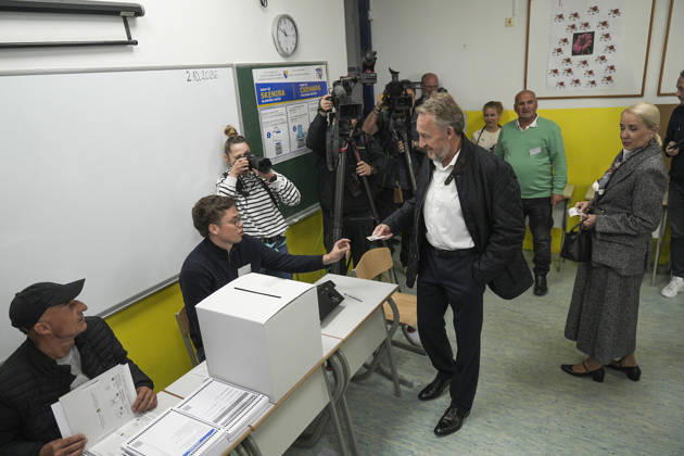 Bakir Izetbegovic casts his vote in Sarajevo SARAJEVO, BOSNIA AND HERZEGOVINA - OCTOBER 4: Bakir Izetbegovic, President of the Party of Democratic Action (SDA) and a candidate for the Presidency of Bosnia and Herzegovina, casts his vote accompanied by his wife, Sebija Izetbegovic, at the polling station located at Nafija Sarajlic Elementary School in Sarajevo, Bosnia and Herzegovina, on October 4, 2026. Samir Jordamovic Anadolu Sarajevo Bosnia and Herzegovina. Editorial use only. Please get in touch for any other usage.  Copyright: x2026xAnadoluxSamirxJordamovicx