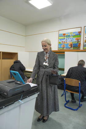 Bakir Izetbegovic casts his vote in Sarajevo SARAJEVO, BOSNIA AND HERZEGOVINA - OCTOBER 4: Bakir Izetbegovic (R), President of the Party of Democratic Action (SDA) and a candidate for the Presidency of Bosnia and Herzegovina, casts his vote accompanied by his wife, Sebija Izetbegovic (C), at the polling station located at Nafija Sarajlic Elementary School in Sarajevo, Bosnia and Herzegovina, on October 4, 2026. Samir Jordamovic Anadolu Sarajevo Bosnia and Herzegovina. Editorial use only. Please get in touch for any other usage.  Copyright: x2026xAnadoluxSamirxJordamovicx