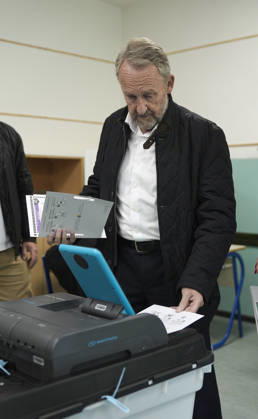 Bakir Izetbegovic casts his vote in Sarajevo SARAJEVO, BOSNIA AND HERZEGOVINA - OCTOBER 4: Bakir Izetbegovic, President of the Party of Democratic Action (SDA) and a candidate for the Presidency of Bosnia and Herzegovina, casts his vote accompanied by his wife, Sebija Izetbegovic, at the polling station located at Nafija Sarajlic Elementary School in Sarajevo, Bosnia and Herzegovina, on October 4, 2026. Samir Jordamovic Anadolu Sarajevo Bosnia and Herzegovina. Editorial use only. Please get in touch for any other usage.  Copyright: x2026xAnadoluxSamirxJordamovicx