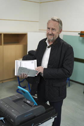 Bakir Izetbegovic casts his vote in Sarajevo SARAJEVO, BOSNIA AND HERZEGOVINA - OCTOBER 4: Bakir Izetbegovic, President of the Party of Democratic Action (SDA) and a candidate for the Presidency of Bosnia and Herzegovina, casts his vote accompanied by his wife, Sebija Izetbegovic, at the polling station located at Nafija Sarajlic Elementary School in Sarajevo, Bosnia and Herzegovina, on October 4, 2026. Samir Jordamovic Anadolu Sarajevo Bosnia and Herzegovina. Editorial use only. Please get in touch for any other usage.  Copyright: x2026xAnadoluxSamirxJordamovicx