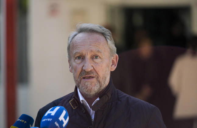Bakir Izetbegovic casts his vote in Sarajevo SARAJEVO, BOSNIA AND HERZEGOVINA - OCTOBER 4: Bakir Izetbegovic, President of the Party of Democratic Action (SDA) and a candidate for the Presidency of Bosnia and Herzegovina, speaks to press at the polling station located at Nafija Sarajlic Elementary School in Sarajevo, Bosnia and Herzegovina, on October 4, 2026. Samir Jordamovic Anadolu Sarajevo Bosnia and Herzegovina. Editorial use only. Please get in touch for any other usage.  Copyright: x2026xAnadoluxSamirxJordamovicx