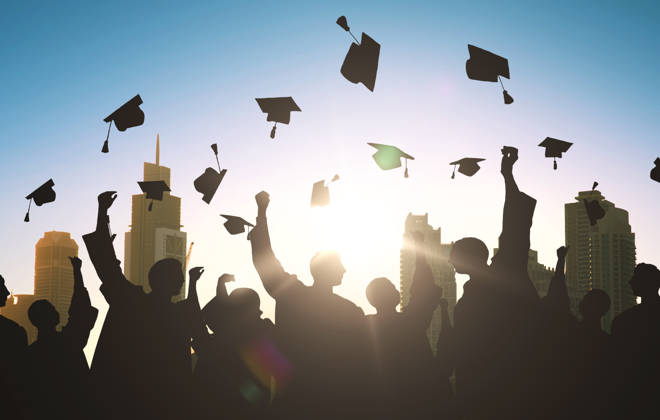 silhouetten von studenten werfen mörtel education, graduation and people concept - silhouettes of many happy students in gowns throwing mortarboards in air (License=RF) ,model released, Symbolfoto Copyright: xZoonar.com levxdolgachovx 9429803 ,model released, Symbolfoto ,property released