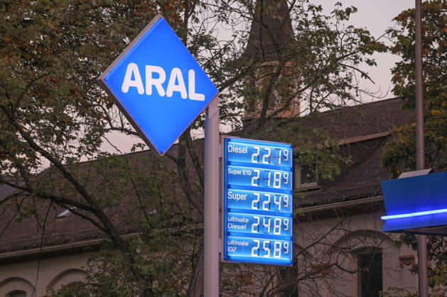 Wie ist die weitere Entwicklung der Spritpreise? Die Spritpreise sind weiterhin auf sehr hohem Niveau. Seit dem 01.10.2026 gilt der sogenannte Tankrabatt. Die Bundesregierung hat die Energiesteuer auf Benzin und Diesel bis Ende Dezember gesenkt. Die Ersparnis soll bei rund 17 Cent pro Liter liegen. ARAL Tankstelle in Siegen am Morgen. Der aktuelle Preis fuer (für) Diesel, Super E10 und Super liegt weiterhin ueber (über) 2 Euro. Diesel liegt bei 2,21 Euro, Super E10 bei 2,18 Euro und Super bei 2,24 Euro. Tankstelle, Spritpreise am 05.10.2026 in Siegen Deutschland.