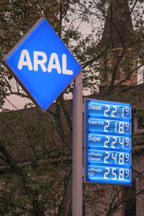 Wie ist die weitere Entwicklung der Spritpreise? Die Spritpreise sind weiterhin auf sehr hohem Niveau. Seit dem 01.10.2026 gilt der sogenannte Tankrabatt. Die Bundesregierung hat die Energiesteuer auf Benzin und Diesel bis Ende Dezember gesenkt. Die Ersparnis soll bei rund 17 Cent pro Liter liegen. ARAL Tankstelle in Siegen am Morgen. Der aktuelle Preis fuer (für) Diesel, Super E10 und Super liegt weiterhin ueber (über) 2 Euro. Diesel liegt bei 2,21 Euro, Super E10 bei 2,18 Euro und Super bei 2,24 Euro. Tankstelle, Spritpreise am 05.10.2026 in Siegen Deutschland.