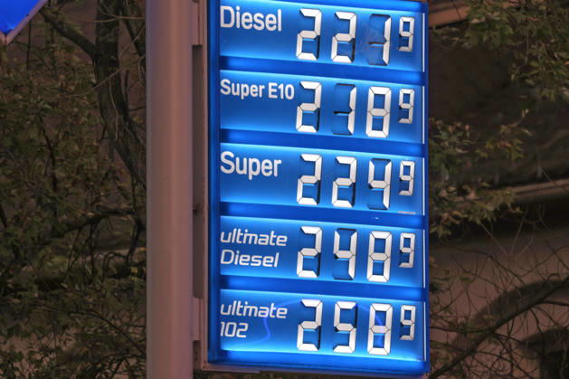 Wie ist die weitere Entwicklung der Spritpreise? Die Spritpreise sind weiterhin auf sehr hohem Niveau. Seit dem 01.10.2026 gilt der sogenannte Tankrabatt. Die Bundesregierung hat die Energiesteuer auf Benzin und Diesel bis Ende Dezember gesenkt. Die Ersparnis soll bei rund 17 Cent pro Liter liegen. ARAL Tankstelle in Siegen am Morgen. Der aktuelle Preis fuer (für) Diesel, Super E10 und Super liegt weiterhin ueber (über) 2 Euro. Diesel liegt bei 2,21 Euro, Super E10 bei 2,18 Euro und Super bei 2,24 Euro. Tankstelle, Spritpreise am 05.10.2026 in Siegen Deutschland.