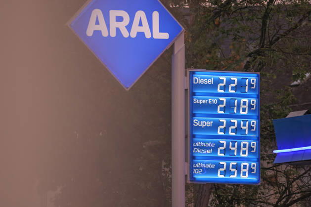 Wie ist die weitere Entwicklung der Spritpreise? Die Spritpreise sind weiterhin auf sehr hohem Niveau. Seit dem 01.10.2026 gilt der sogenannte Tankrabatt. Die Bundesregierung hat die Energiesteuer auf Benzin und Diesel bis Ende Dezember gesenkt. Die Ersparnis soll bei rund 17 Cent pro Liter liegen. ARAL Tankstelle in Siegen am Morgen. Der aktuelle Preis fuer (für) Diesel, Super E10 und Super liegt weiterhin ueber (über) 2 Euro. Diesel liegt bei 2,21 Euro, Super E10 bei 2,18 Euro und Super bei 2,24 Euro. Tankstelle, Spritpreise am 05.10.2026 in Siegen Deutschland.