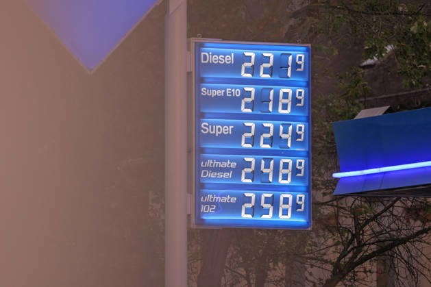 Wie ist die weitere Entwicklung der Spritpreise? Die Spritpreise sind weiterhin auf sehr hohem Niveau. Seit dem 01.10.2026 gilt der sogenannte Tankrabatt. Die Bundesregierung hat die Energiesteuer auf Benzin und Diesel bis Ende Dezember gesenkt. Die Ersparnis soll bei rund 17 Cent pro Liter liegen. ARAL Tankstelle in Siegen am Morgen. Der aktuelle Preis fuer (für) Diesel, Super E10 und Super liegt weiterhin ueber (über) 2 Euro. Diesel liegt bei 2,21 Euro, Super E10 bei 2,18 Euro und Super bei 2,24 Euro. Tankstelle, Spritpreise am 05.10.2026 in Siegen Deutschland.
