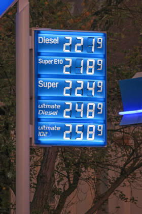 Wie ist die weitere Entwicklung der Spritpreise? Die Spritpreise sind weiterhin auf sehr hohem Niveau. Seit dem 01.10.2026 gilt der sogenannte Tankrabatt. Die Bundesregierung hat die Energiesteuer auf Benzin und Diesel bis Ende Dezember gesenkt. Die Ersparnis soll bei rund 17 Cent pro Liter liegen. ARAL Tankstelle in Siegen am Morgen. Der aktuelle Preis fuer (für) Diesel, Super E10 und Super liegt weiterhin ueber (über) 2 Euro. Diesel liegt bei 2,21 Euro, Super E10 bei 2,18 Euro und Super bei 2,24 Euro. Tankstelle, Spritpreise am 05.10.2026 in Siegen Deutschland.