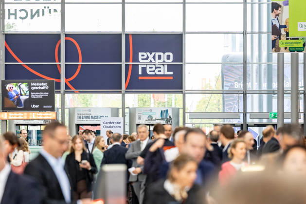 EXPO REAL 2026 in München 05.10.2026: Fachbesucher auf dem Weg in die Messehallen auf dem Gelände Messe München. Erster Messetag der EXPO REAL 2026. Die internationale Fachmesse für Immobilien, Investitionen und Infrastruktur findet vom 5. bis 7. Oktober 2026 in München statt und bringt Vertreter der Immobilienwirtschaft, Investoren, Projektentwickler, Finanzierer sowie weitere Akteure der Branche zusammen. Muenchen Messe Bayern Deutschland