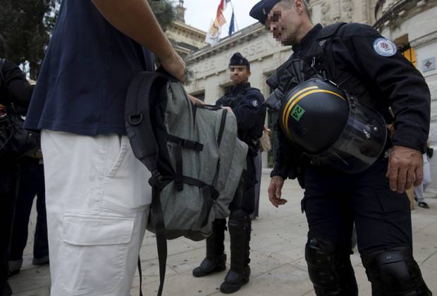 HIGH SCHOOL PROTEST AT LYCÉE MASSENA IN NICE PHOTOPQR NICE MATIN Jean François Ottonello Nice October 5, 2026 High school protest in Nice The school year began peacefully at Lycée Masséna in Nice, with a police presence, including bag checks and searches at the entrance France Fires have broken out at several schools in France, as students protest by blockading educational institutions nationwide over school funding and learning conditions Nice France  Copyright: xPHOTOPQR NICExMATIN MAXPPPxJeanxFrançoisxOttonellox 20261005NIM9676 20261005NIM9676