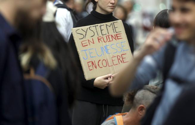 HIGH SCHOOL PROTEST AT LYCEE MASSENA IN NICE PHOTOPQR NICE MATIN Jean François Ottonello Nice October 5, 2026 High school protest in Nice The school year began peacefully at Lycée Masséna in Nice, with a police presence, including bag checks and searches at the entrance. A short distance away, a demonstration of about fifty people was monitored by the CRS. France: Fires have broken out at several schools in France as students protest by blockading educational institutions nationwide over school funding and learning conditions. Nice, France  Copyright: xPHOTOPQR NICExMATIN MAXPPPxJeanxFrançoisxOttonellox 20261005NIM9681 20261005NIM9681