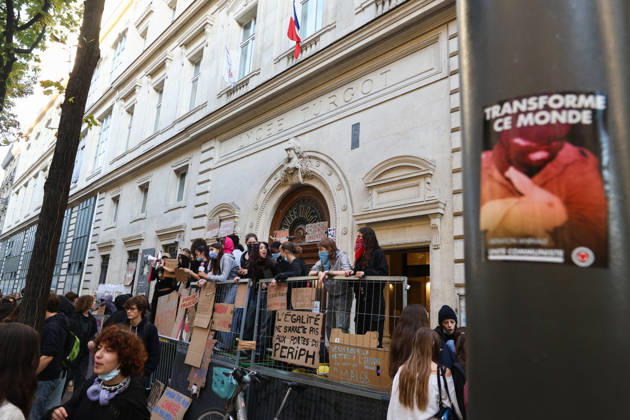 High School Turgot Blockade - Paris Student blocking High school Turgot in Paris, France on October 5, 2026 as they continue their protest to demand the hiring of substitute teachers, increased resources, and decent learning conditions. Photo by Raphael Lafargue ABACAPRESS.COM Paris France  Copyright: xLafarguexRaphael ABACAx