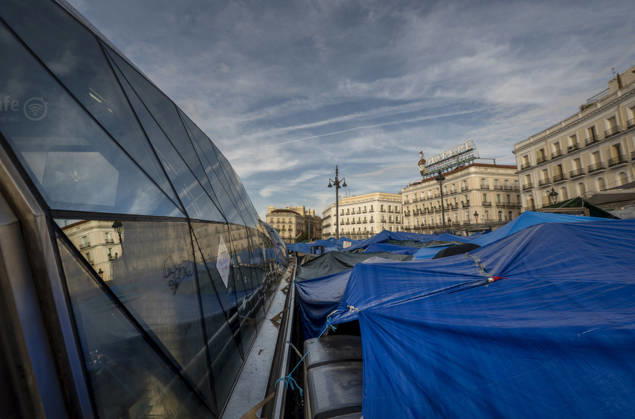 10th Day of the Housing Protest Camp at Puerta del Sol Tents at the Housing Protest Camp at Puerta del Sol, October 5, 2026, in Madrid, Spain. The Housing Protest Camp continues at Puerta del Sol as participants await political reactions to Prime Minister Pedro Sánchez’s call for elections. OCTOBER 5, 2026, Spain  Copyright: xAlbertoxOrtegax 7821699