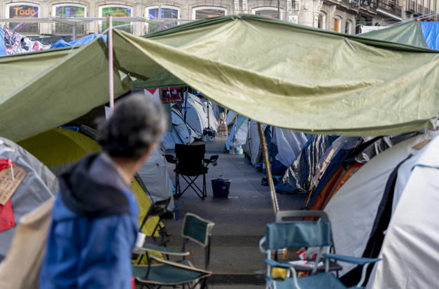 10th Day of the Housing Protest Camp at Puerta del Sol Tents at the Housing Protest Camp at Puerta del Sol, October 5, 2026, in Madrid, Spain. The Housing Protest Camp continues at Puerta del Sol as participants await political reactions to Prime Minister Pedro Sánchez’s call for elections. OCTOBER 5, 2026, Spain  Copyright: xAlbertoxOrtegax 7821701