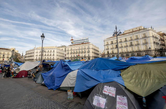 10th Day of the Housing Protest Camp at Puerta del Sol Tents at the Housing Protest Camp at Puerta del Sol, October 5, 2026, in Madrid, Spain. The Housing Protest Camp continues at Puerta del Sol as participants await political reactions to Prime Minister Pedro Sánchez’s call for elections. OCTOBER 5, 2026, Spain  Copyright: xAlbertoxOrtegax 7821700
