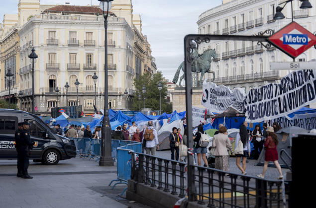 10th Day of the Housing Protest Camp at Puerta del Sol Tents at the Housing Protest Camp at Puerta del Sol, October 5, 2026, in Madrid, Spain. The Housing Protest Camp continues at Puerta del Sol as participants await political reactions to Prime Minister Pedro Sánchez’s call for elections. OCTOBER 5, 2026, Spain  Copyright: xAlbertoxOrtegax 7821713