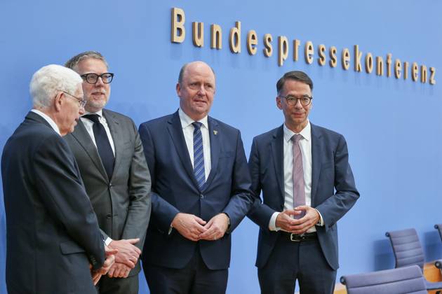 Berlin, Deutschland, 05.10.2026: Bundespressekonferenz: Entschieden gegen Antisemitismus: Gutachten zum Gesetzentwurf zur Strafbarkeit der Leugnung des Existenzrechts Israels: L-R: Josef Schuster, Steffen Augsberg, Uwe Becker, Christian Heinz (CDU) Copyright: xdtsxNachrichtenagenturx dts_137091