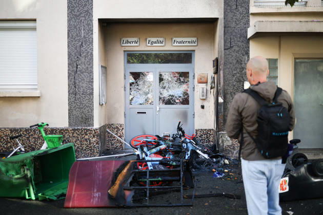 High School Nicolas Louis Vauquelin Blockade - Paris After a fire in front of the entrance of High school Nicolas Louis Vauquelin blocked in Paris, France on October 5, 2026. Students continue their protest to demand the hiring of substitute teachers, increased resources, and decent learning conditions. Photo by Raphael Lafargue ABACAPRESS.COM Paris France  Copyright: xLafarguexRaphael ABACAx