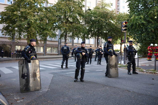 High School Nicolas Louis Vauquelin Blockade - Paris Policemen after a fire in front of the entrance of High school Nicolas Louis Vauquelin blocked in Paris, France on October 5, 2026. Students continue their protest to demand the hiring of substitute teachers, increased resources, and decent learning conditions. Photo by Raphael Lafargue ABACAPRESS.COM Paris France  Copyright: xLafarguexRaphael ABACAx