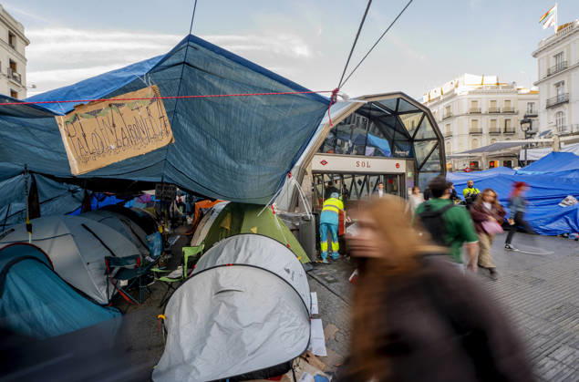 10th Day of the Housing Protest Camp at Puerta del Sol Tents at the Housing Protest Camp at Puerta del Sol, October 5, 2026, in Madrid, Spain. The Housing Protest Camp continues at Puerta del Sol as participants await political reactions to Prime Minister Pedro Sánchez’s call for elections. OCTOBER 5, 2026, Spain  Copyright: xAlbertoxOrtegax 7821757
