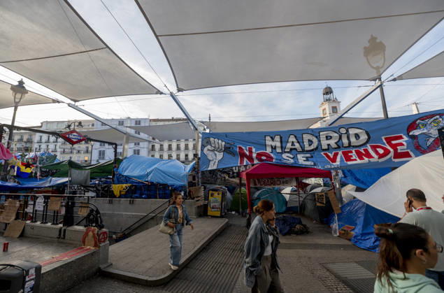 10th Day of the Housing Protest Camp at Puerta del Sol Tents at the Housing Protest Camp at Puerta del Sol, October 5, 2026, in Madrid, Spain. The Housing Protest Camp continues at Puerta del Sol as participants await political reactions to Prime Minister Pedro Sánchez’s call for elections. OCTOBER 5, 2026, Spain  Copyright: xAlbertoxOrtegax 7821769