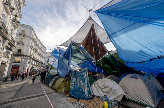 10th Day of the Housing Protest Camp at Puerta del Sol Tents at the Housing Protest Camp at Puerta del Sol, October 5, 2026, in Madrid, Spain. The Housing Protest Camp continues at Puerta del Sol as participants await political reactions to Prime Minister Pedro Sánchez’s call for elections. OCTOBER 5, 2026, Spain  Copyright: xAlbertoxOrtegax 7821771