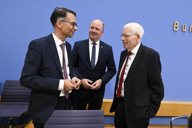 ABB BPK- Christian Heinz Hessischer Minister der Justiz und fuer den Rechtsstaat Uwe Becker, Beauftragter der Hessischen Landesregierung für Juedisches Leben Dr. Josef Schuster, Praesident des Zentralrats der Juden in Deutschlan C Thema Vorstellung Entschieden gegen Antisemitismus Gutachten zum Gesetzentwurf zur Strafbarkeit der Leugnung des Existenzrechts Israels auf der BPK Bundespressekonferenz in Berlin am 01.10.2026 Berlin Deutschland