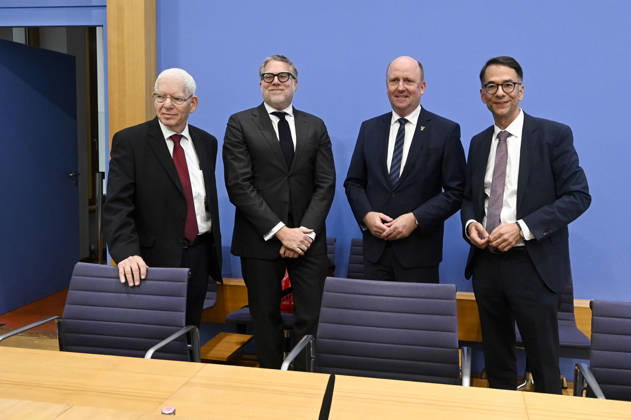 ABB BPK- Dr. Josef Schuster, Praesident des Zentralrats der Juden in Deutschland Prof. Dr. Steffen Augsberg, Professor für oeffentliches Recht, Justus-Liebig-Universität Gießen Uwe Becker, Beauftragter der Hessischen Landesregierung für Juedisches Leben Christian Heinz Hessischer Minister der Justiz und fuer den Rechtsstaat Thema Vorstellung Entschieden gegen Antisemitismus Gutachten zum Gesetzentwurf zur Strafbarkeit der Leugnung des Existenzrechts Israels auf der BPK Bundespressekonferenz in Berlin am 01.10.2026 Berlin Deutschland