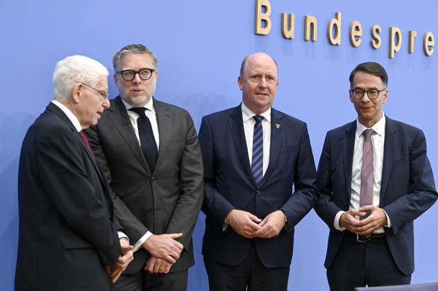 ABB BPK- Dr. Josef Schuster, Praesident des Zentralrats der Juden in Deutschland Prof. Dr. Steffen Augsberg, Professor für oeffentliches Recht, Justus-Liebig-Universität Gießen Uwe Becker, Beauftragter der Hessischen Landesregierung für Juedisches Leben Christian Heinz Hessischer Minister der Justiz und fuer den Rechtsstaat Thema Vorstellung Entschieden gegen Antisemitismus Gutachten zum Gesetzentwurf zur Strafbarkeit der Leugnung des Existenzrechts Israels auf der BPK Bundespressekonferenz in Berlin am 01.10.2026 Berlin Deutschland
