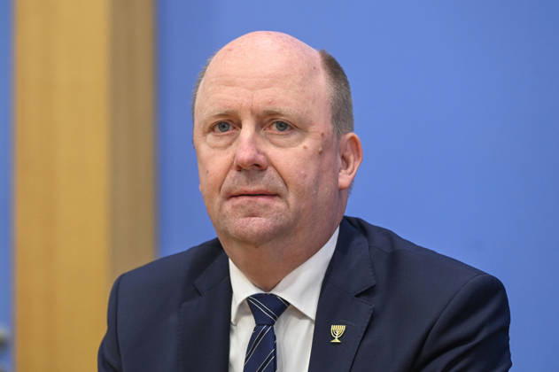 ABB BPK- Uwe Becker, Beauftragter der Hessischen Landesregierung für Juedisches Leben Thema Vorstellung Entschieden gegen Antisemitismus Gutachten zum Gesetzentwurf zur Strafbarkeit der Leugnung des Existenzrechts Israels auf der BPK Bundespressekonferenz in Berlin am 01.10.2026 Berlin Deutschland