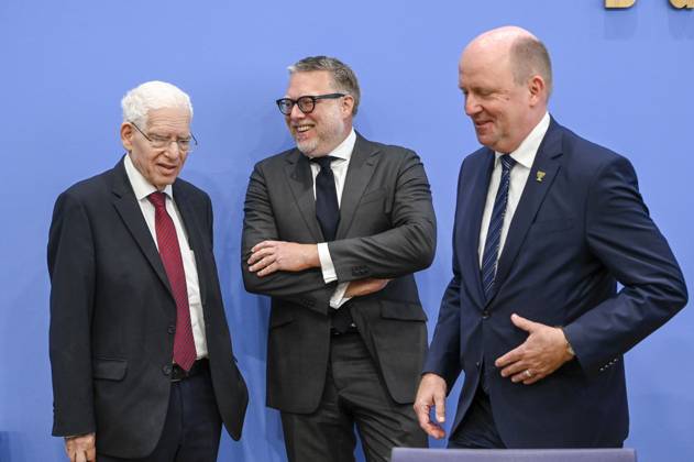 ABB BPK- Dr. Josef Schuster, Praesident des Zentralrats der Juden in Deutschland Prof. Dr. Steffen Augsberg, Professor für oeffentliches Recht, Justus-Liebig-Universität Gießen Uwe Becker, Beauftragter der Hessischen Landesregierung für Juedisches Leben Thema Vorstellung Entschieden gegen Antisemitismus Gutachten zum Gesetzentwurf zur Strafbarkeit der Leugnung des Existenzrechts Israels auf der BPK Bundespressekonferenz in Berlin am 01.10.2026 Berlin Deutschland